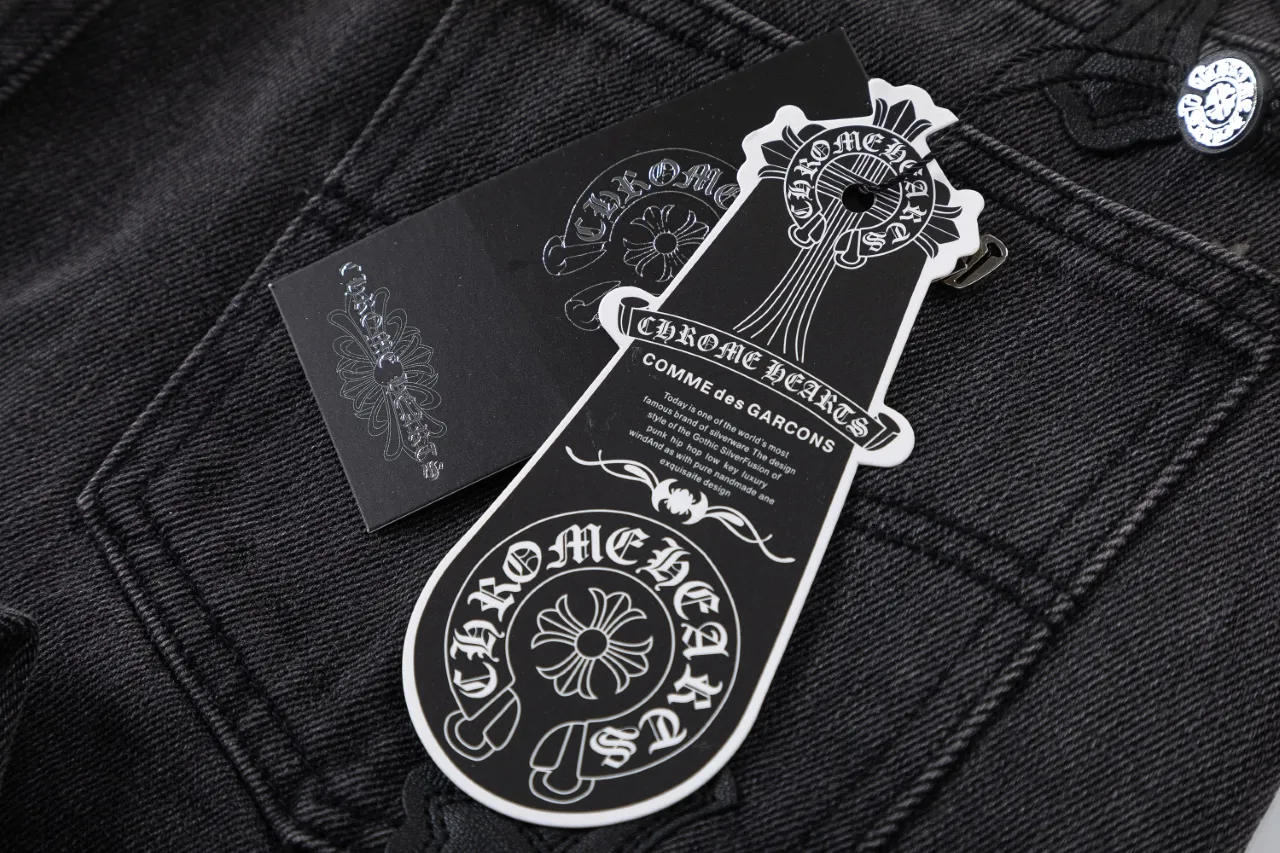 KE943#P230 The only correct leather label version on the market Chrome Hearts CH Cross embroidery distressed jeans Top ceiling quality 100% correct version The correct version is here!  Believe me this must be the best quality you will ever come across! ! Excellent value for money! !  Styles with different washes and textures are very friendly to people with thin legs and thick legs. The straight version is very flattering to the shape of the legs. The moderate length is timeless and easy to match. It is the basis of various styles and a must-have in the wardrobe! ! Add a little stacking to easily control the clean fit trend that has exploded this year. The fabric is stiff but also makes the upper body soft without losing texture. The sides and cuffs of some styles have a bone-wash effect. The vintage flavor pops up all at once. It’s really hard not to love it! ✅Correctly customize the Croxin metal leather label on the back panel. It is not sold directly with the cross on the finished jeans. 1:1 copying strives for excellence and the details are perfectly grasped. ✅The cross leather label is clear and smooth. Exquisite turning top craftsmanship. ✅Buttons, zippers and hardware are all customized versions of the Croxin LOGO. ✅High-cost washing process. Size: 28 30 32 34 36 (5 sizes)